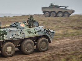 Ukrajinsk obrnn transportr BTR-80 bhem cvien Sil rychl reakce NATO v