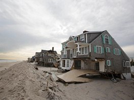 Budovy zniené pi hurikánu Sandy a stejné domovy opravené za písenou...