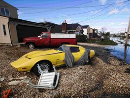 Auta, která byla zaplavená pi hurikánu Sandy, stojí mimo píjezdovou cestu a...