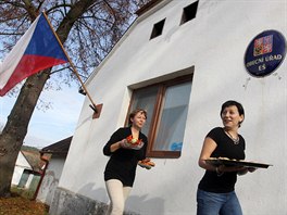 Pedasné volby do parlamentu v Ei. Na snímku jsou Pavla Bendová a Jitka...