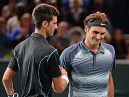 DOBOJOVÁNO. Novak Djokovi a Roger Federer si nad sítí podávají ruce. Znovu se...