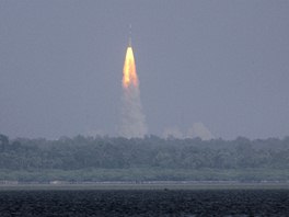 Indická raketa Polar Satellite Launch Vehicle (PSLV) míí  s robotickou sondou...