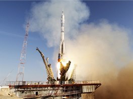 3, 2, 1... START! Sojuz TMA-11M s olympijskou pochodní na palub vyráí do