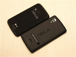 Pohled na zadní stranu a drobné tpytky modelu Nexus 4 dávají jasn najevo, kdo...