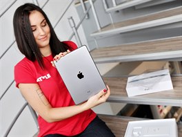 Díky uím okrajm je celý tablet iPad Air mení a zabírá o 24 procent mení