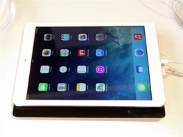 Porovnání rozmr starého iPadu 2 a nového iPadu Air (nahoe).