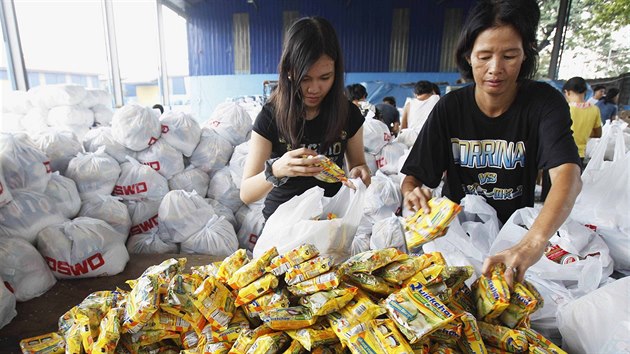 Filipny se chystaj na der tajfunu Haiyan (8. listopadu 2013).