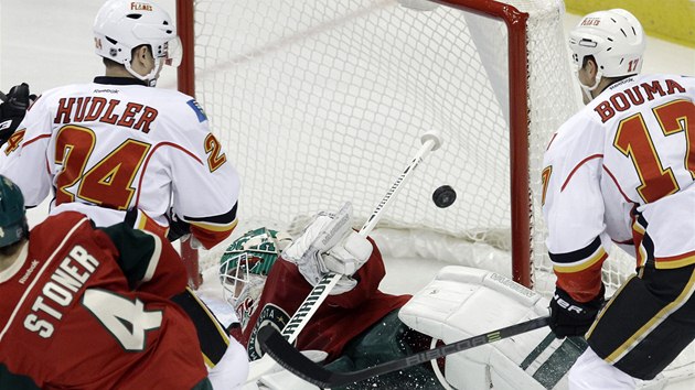 Ji Hudler dv jedinou branku Calgary v souboji s Minnestou, brank Josh Harding se natahuje marn.