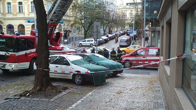 Pd omtky z domu na kiovatce ulic Vinohradsk a Anny Letensk pokodil dv zaparkovan firemn auta (7.11.2013)