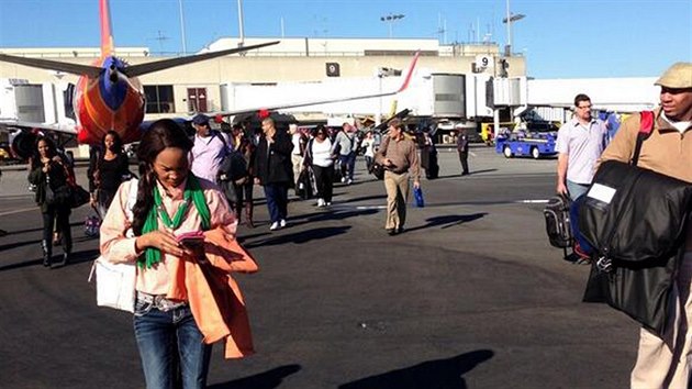 Evakuovan lid oput letit v Los Angeles.