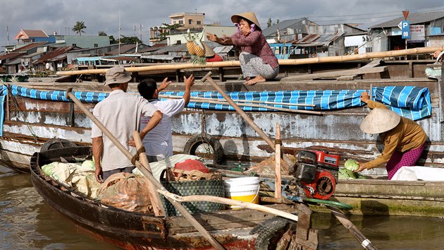Delta Mekongu ve vietnamu. Pi obchodu sovocem lt zbo mezi lodmi doslova vzduchem.
