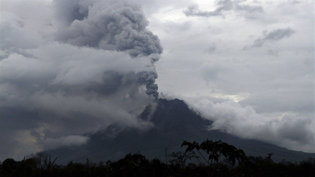 Indonsk sopka Mount Sinabung se po tech letech probudila. ady kvli tomu musely evakuovat stovky lid (3. listopadu 2013).