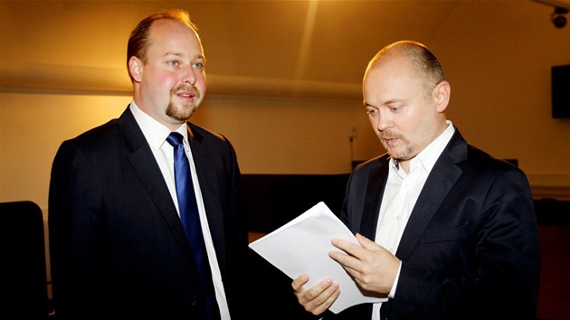 Jeronm Tejc a Michal Haek na tiskov konferenci v Poslaneck snmovn (8. listopadu 2013)