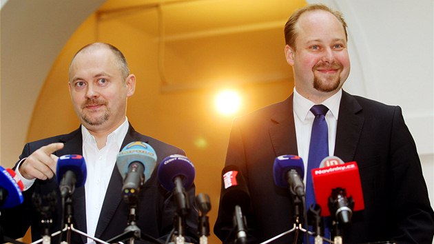Michal Haek a Jeronm Tejc na tiskov konferenci v Poslaneck snmovn (8. listopadu 2013)