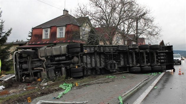 Kamion se pevrtil v obci Drmoul na Chebsku (7. listopadu 2013)