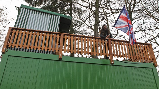 Anglie v Kollrov ulici. "Chci t v monarchii," k Leo vanara. Na svm pozemku vyvuje britskou vlajku.