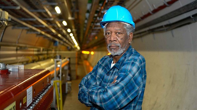 Leton Breakthrough Price za fyzikln objevy uvdl herec Morgan Freeman. Na snmku je na nvtv v tunelu urychlovae LHC pod stediskem CERN, kde pedvn probhalo.