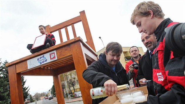 Vystaven ob idle na kruhov objezd v pelhimovsk Prask ulici.