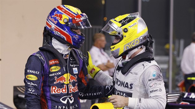 PRVN A TET. Mark Webber (vlevo) pijm gratulaci od Nika Rosberga po kvalifikaci Velk ceny Ab Zab. Webber ji vyhrl, Rosberg skoil tet.