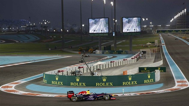 MOMENTKA Z TRAT. Nmeck pilot Sebastian Vettel bojuje v kvalifikaci na Velkou cenu Ab Zab.