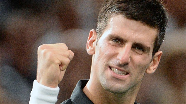 GESTO VTZE. Tak slavil srbsk tenista Novak Djokovic vtzstv v semifinle a postup do finle Masters v Pai.
