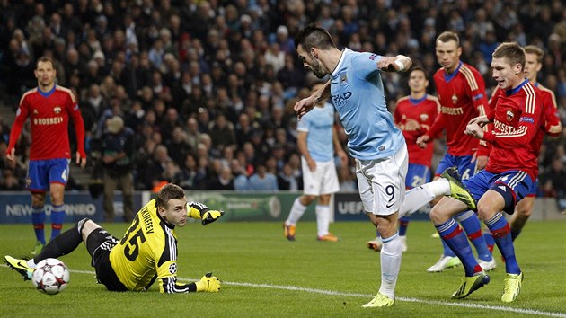 DAL ZSAH. Alvaro Negredo pekonv branke Igora Akinfejeva a skre zpasu Manchester City - CSKA Moskva v tu chvli narostlo na 3:0.