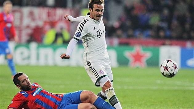 DO SKLUZU. Takhle bojoval plzesk kapitn Pavel Horvth v zpase proti Bayernu Mnichov.
