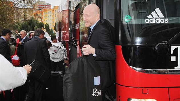 JEDEN AUTOGRAM PROSM. Sportovn editel Mathias Sammer vystupuje z klubovho autobusu Bayernu Mnichov. 