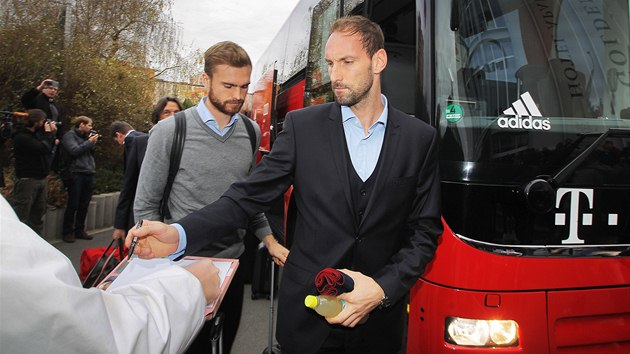 AUTOGRAMY. Fotbalist Bayernu Mnichov se podepisuj fanoukm. 