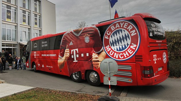 U JSOU TADY. Autobus Bayernu Mnichov dorazil do Plzn. 