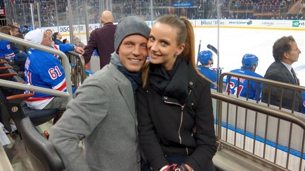 Ester Storov s Tomem Berdychem na hokeji