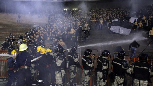 POLICIE I HASII V AKCI. dn fanouk v blehradskm derby mezi Crvenou zvezdou a Partizanem.