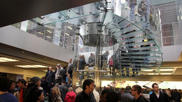 V Apple Store je obvykle runo, denn zde projdou odhadem desetitisce lid. Uprosted schod je i vtah.