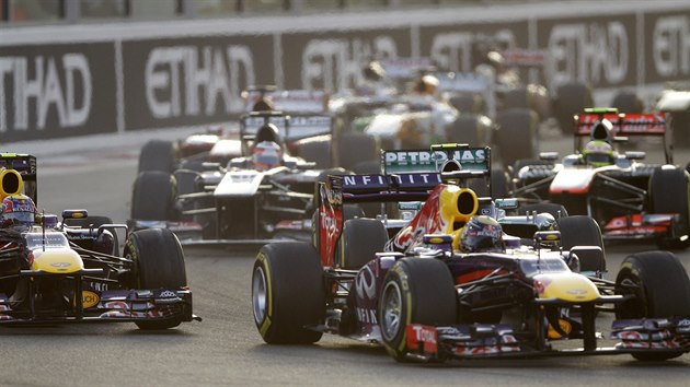 Sebastian Vettel (vlevo) ze stje Red Bull  v ele startovnho pole  Velk ceny Ab Zab.