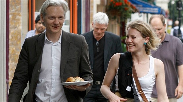 Sarah Harrisonov doprovz zakladatele serveru WikiLeaks Juliana Assange na jednn v Londn v ervenci 2010.