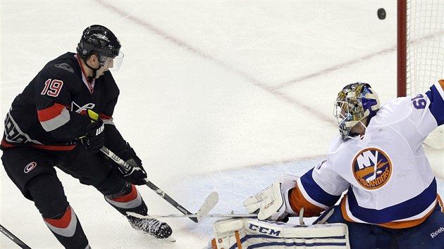 Kevin Poulin z NY Islanders takto vychytal Jiho Tlustho z Caroliny.