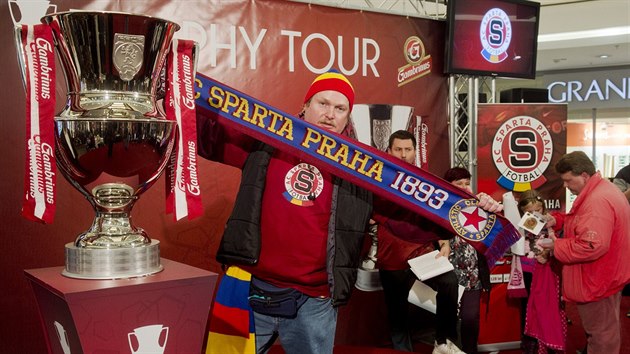 Fanouci Sparty si mohli 8. listopadu v praskm obchodnm centru Arkdy prohldnout pohr pro mistry fotbalov ligy v rmci tzv. Trophy Tour.