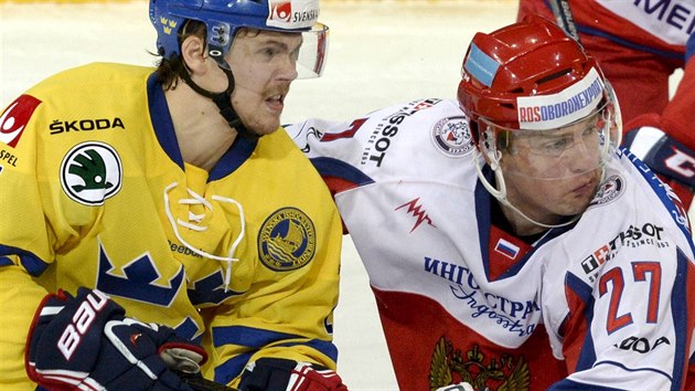 vdsk hokejista David Ullstrm (vlevo) se petlauje s ruskm reprezentantem Alexejem Treenkem.