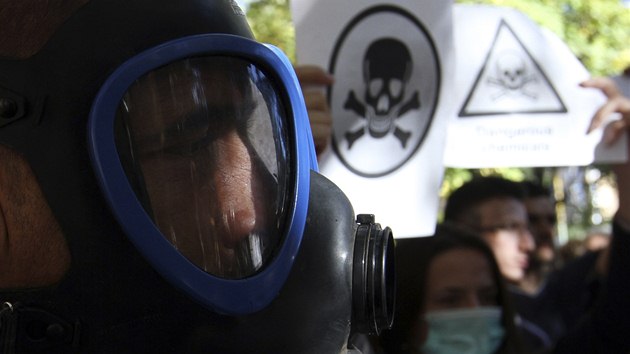 Albnci protestovali v plynovch maskch proti dosti USA na znien syrskch chemickch zbran na zem Albnie. 