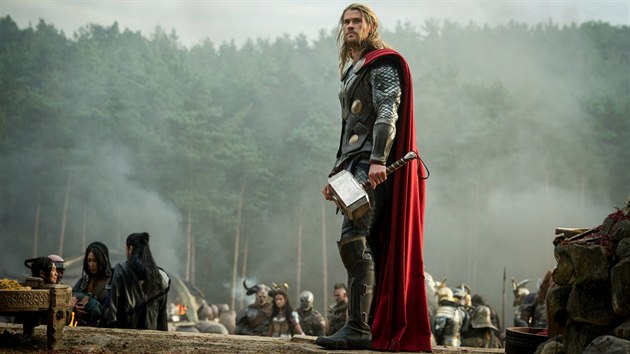 Chris Hemsworth v zbru z filmu Thor II: Temn svt