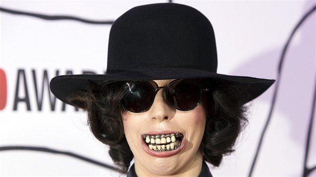 Zpvaka Lady Gaga si na YouTube Music Awards v New Yorku nasadila falen zuby.