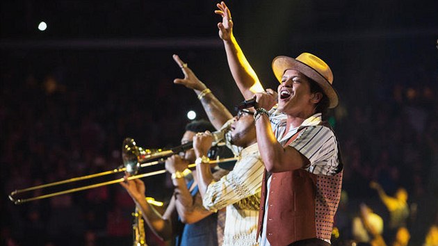 Bruno Mars na Moonshine Jungle Tour bhem vystoupen v losangelskm Staples Center.