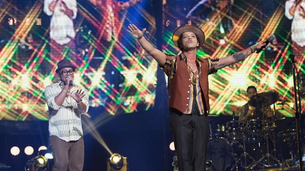 Bruno Mars na Moonshine Jungle Tour bhem vystoupen v losangelskm Staples Center.