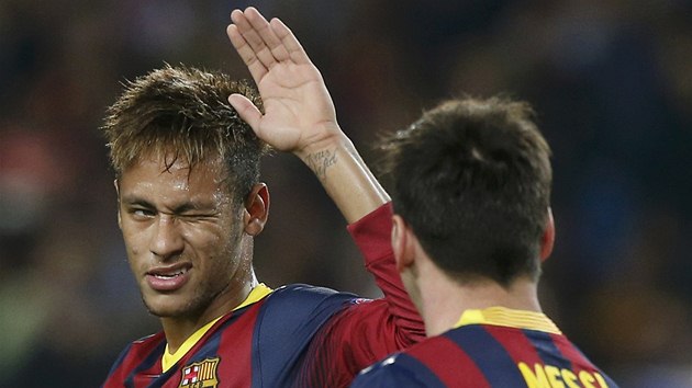 DOBE JSI TO KOPNUL. Neymar (vlevo) chvl barcelonskho spoluhre Messiho za penaltu proti AC Miln.