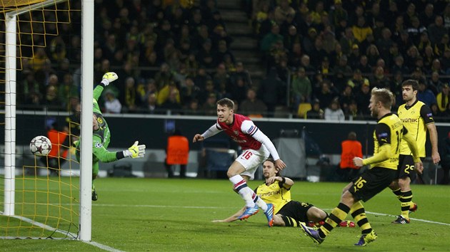 JEDINÝ GÓL ZÁPASU. Aaron Ramsey z Arsenalu posílá mí hlavou do brány Dortmundu.