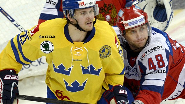 HLDN NA TSNO. Rusk hokejista Jevgenij Birjukov (vpravo) ste vda Davida Ullstrma.