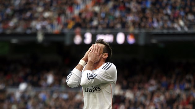 ALE NE... Gareth Bale z Realu Madrid lituje zahozen ance.