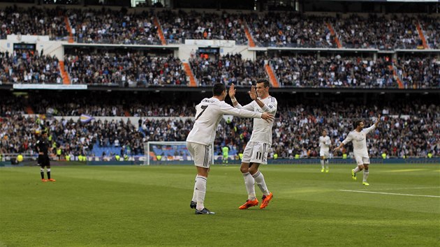 RADOST NEJDRACH FOTBALIST HISTORIE. Gareth Bale z Realu Madrid gratuluje Cristianu Ronaldovi (vlevo) k tref proti San Sebastianu.