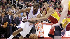 TAK KDO ZÍSKÁ MÍ? Chris Paul z LA Clippers (vlevo) a Jeremy Lin z Houstonu.