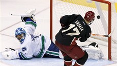 Radim Vrbata z Phoenixu skóruje v duelu s Vancouverem. Branká Roberto Luongo